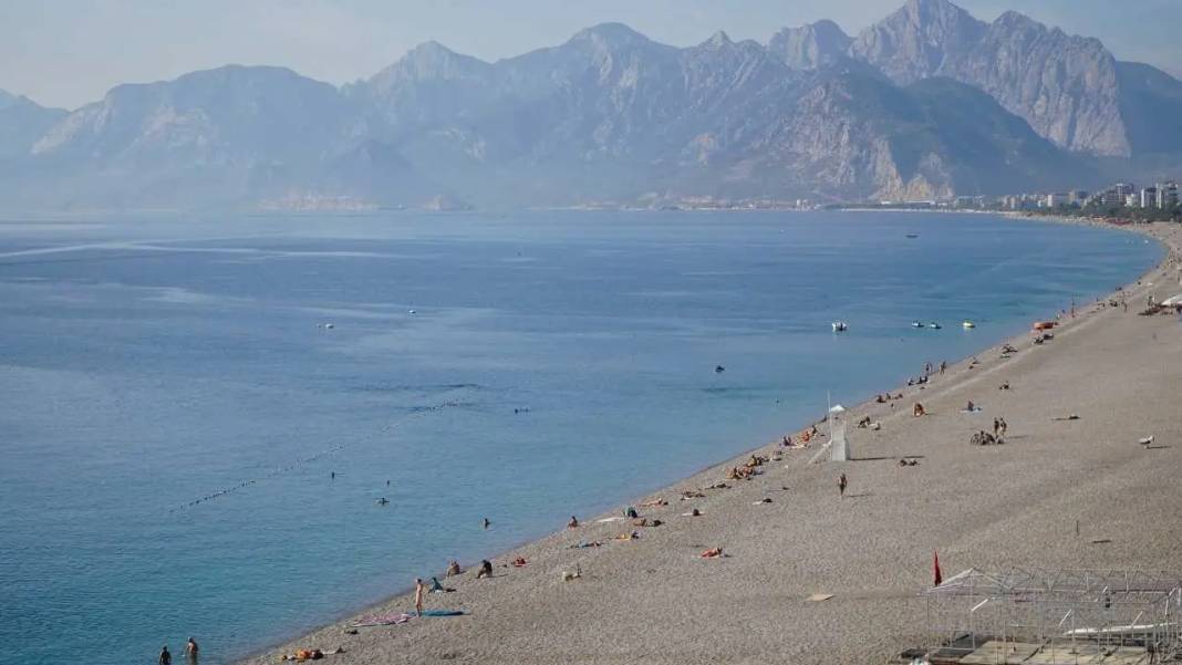Antalya’da Mevsimler Karıştı: Kasım Ayında Deniz Sefası Sürüyor! 3